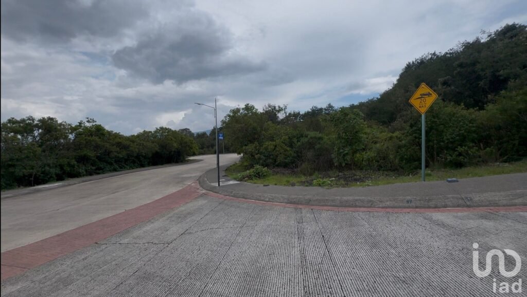 TERRENO EN VENTA | CAMPO DE GOLF ALTOZANO  | BOSQUE MONARCA | 447.33 M²
