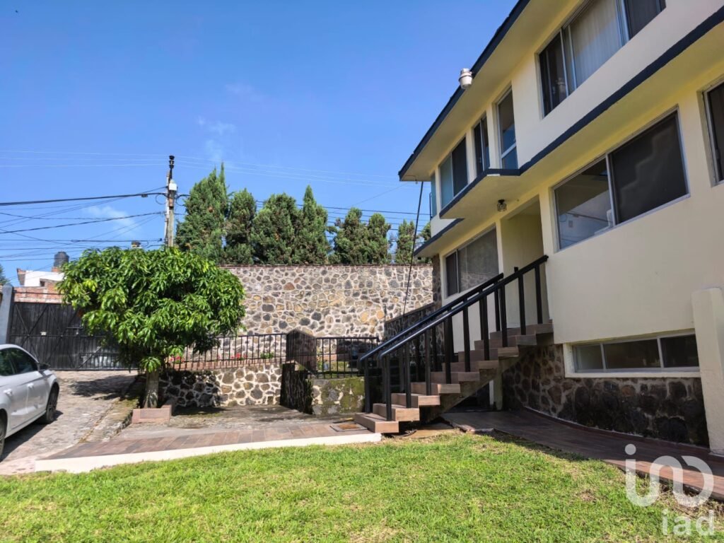 Casa de descanso + bungalow en Venta con 993m2 de terreno escriturado en Ahuatepec, Cuernavaca.