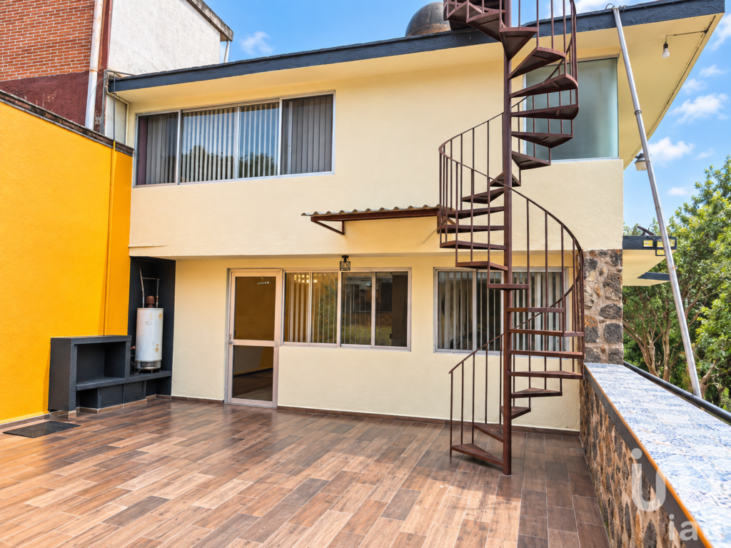 Casa de descanso + bungalow en Venta con 993m2 de terreno escriturado en Ahuatepec, Cuernavaca.