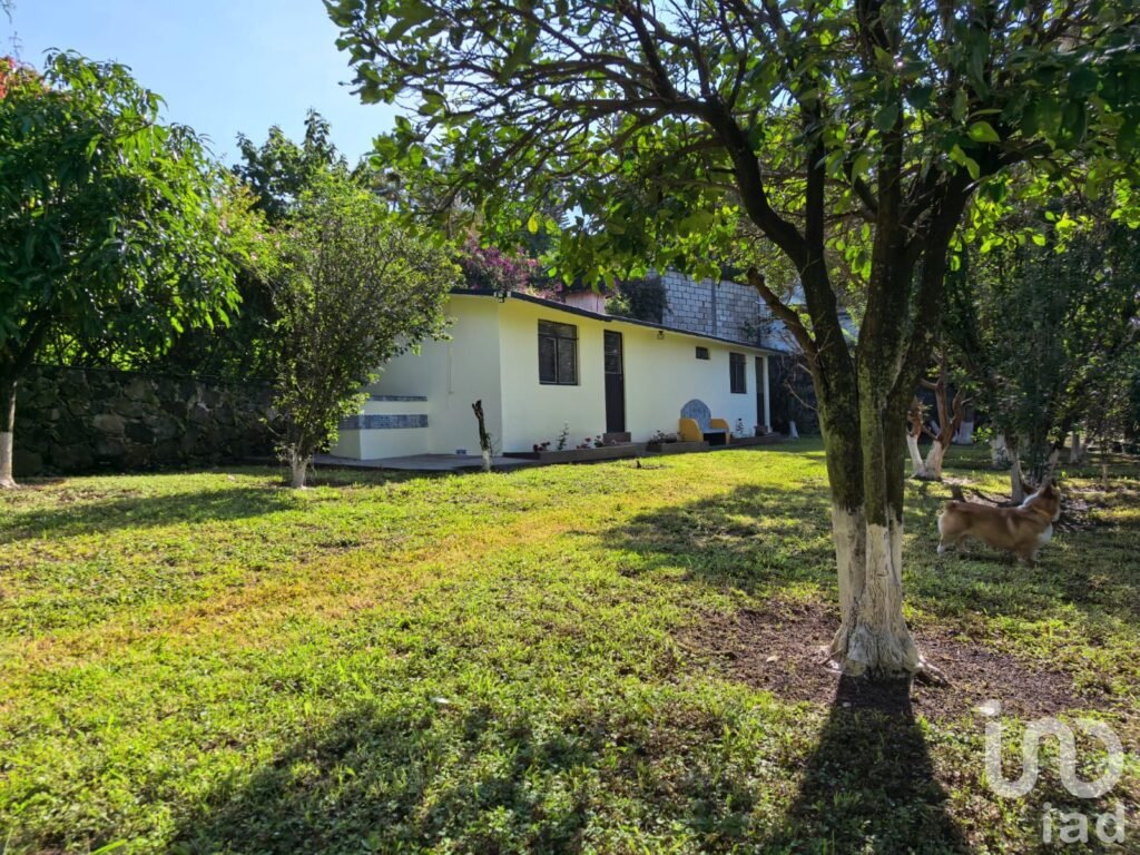 Casa de descanso + bungalow en Venta con 993m2 de terreno escriturado en Ahuatepec, Cuernavaca.