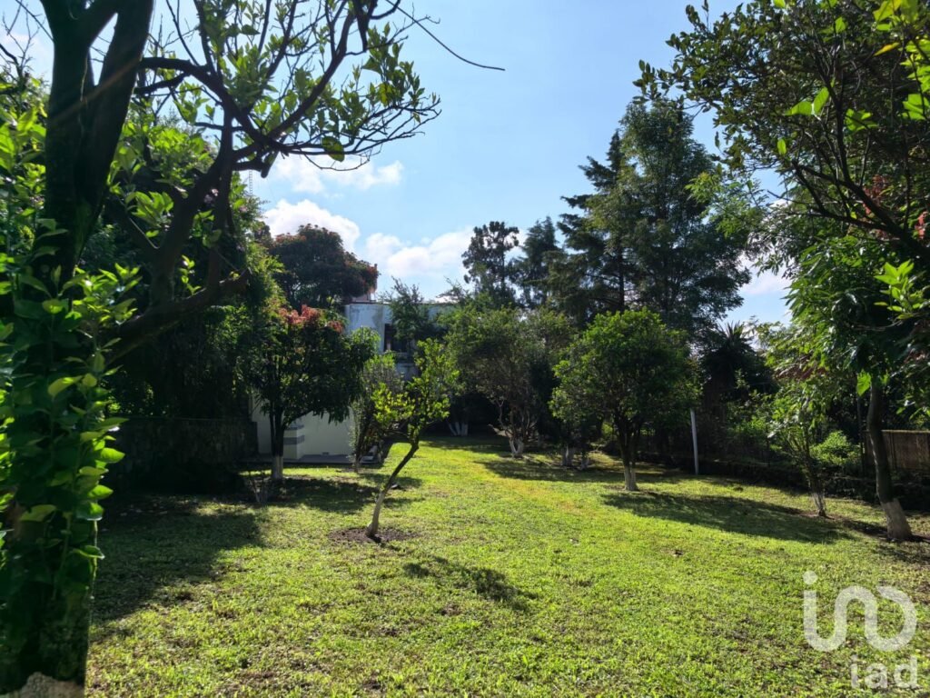 Casa de descanso + bungalow en Venta con 993m2 de terreno escriturado en Ahuatepec, Cuernavaca.