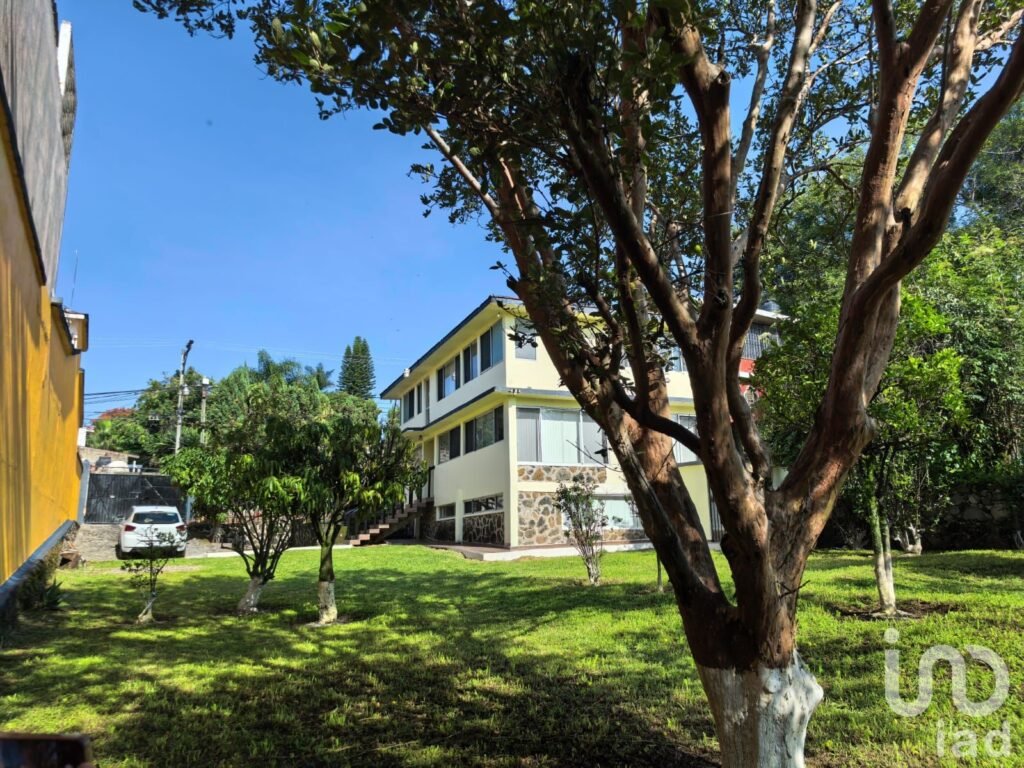 Casa de descanso + bungalow en Venta con 993m2 de terreno escriturado en Ahuatepec, Cuernavaca.