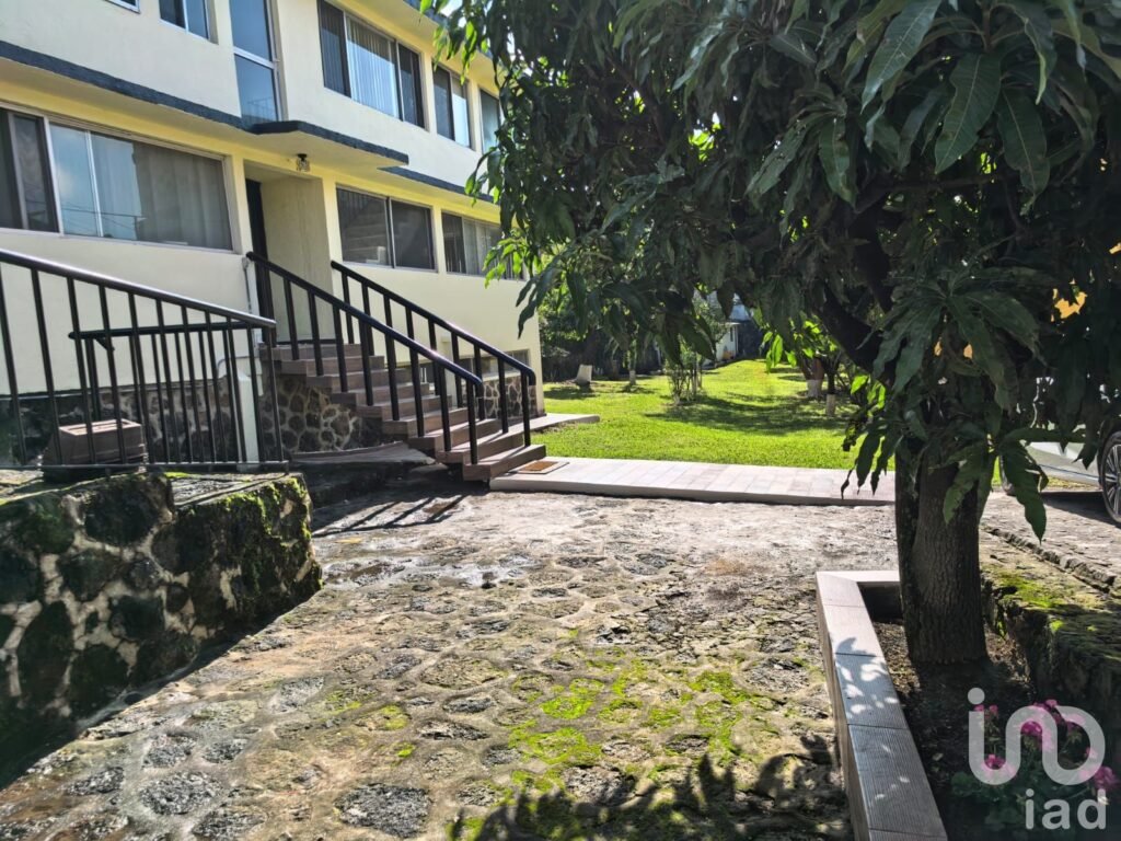 Casa de descanso + bungalow en Venta con 993m2 de terreno escriturado en Ahuatepec, Cuernavaca.