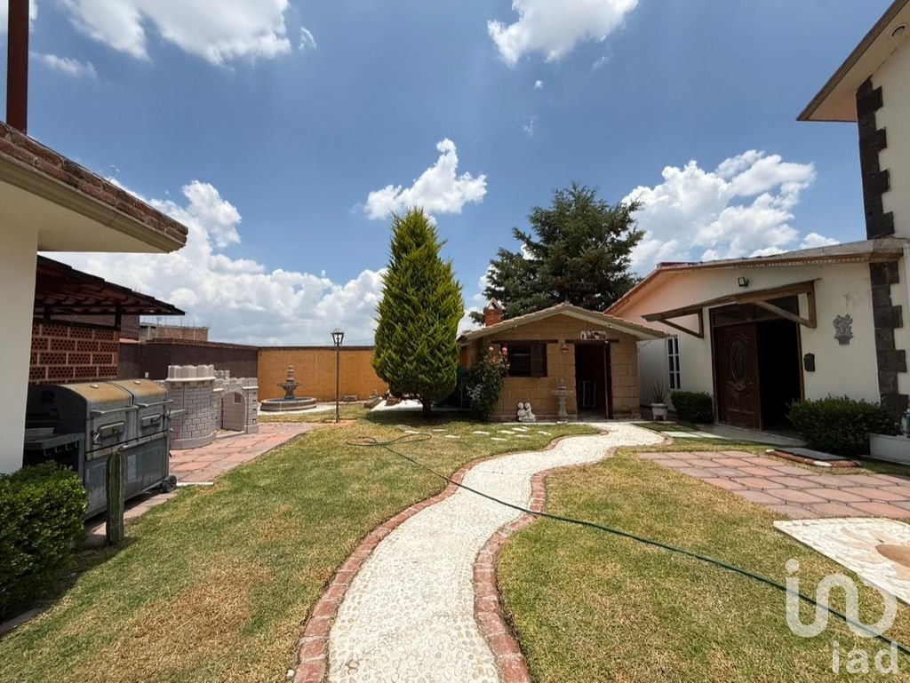 CASA EN MATILDE A 2 MINUTOS DE LA ESTACIÓN DEL TUZOBÚS CON AMPLIO JARDÍN Y SALÓN DE EVENTOS EN VENTA