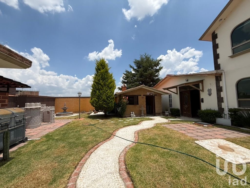 CASA EN MATILDE A 2 MINUTOS DE LA ESTACIÓN DEL TUZOBÚS CON AMPLIO JARDÍN Y SALÓN DE EVENTOS EN VENTA