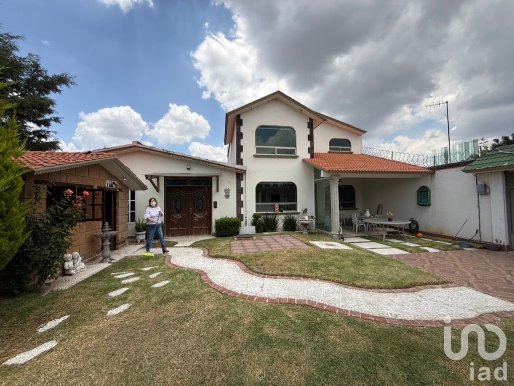 CASA EN MATILDE A 2 MINUTOS DE LA ESTACIÓN DEL TUZOBÚS CON AMPLIO JARDÍN Y SALÓN DE EVENTOS EN VENTA