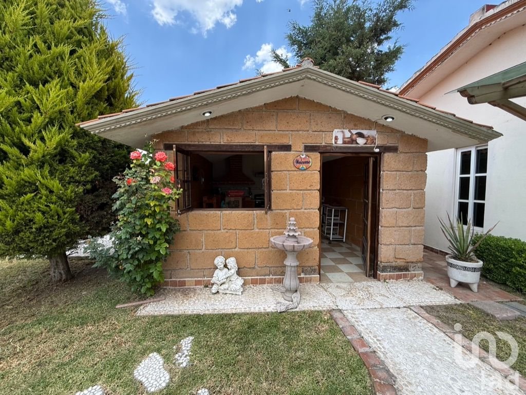 CASA EN MATILDE A 2 MINUTOS DE LA ESTACIÓN DEL TUZOBÚS CON AMPLIO JARDÍN Y SALÓN DE EVENTOS EN VENTA