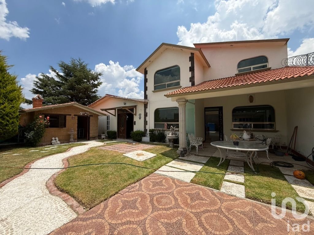 CASA EN MATILDE A 2 MINUTOS DE LA ESTACIÓN DEL TUZOBÚS CON AMPLIO JARDÍN Y SALÓN DE EVENTOS EN VENTA