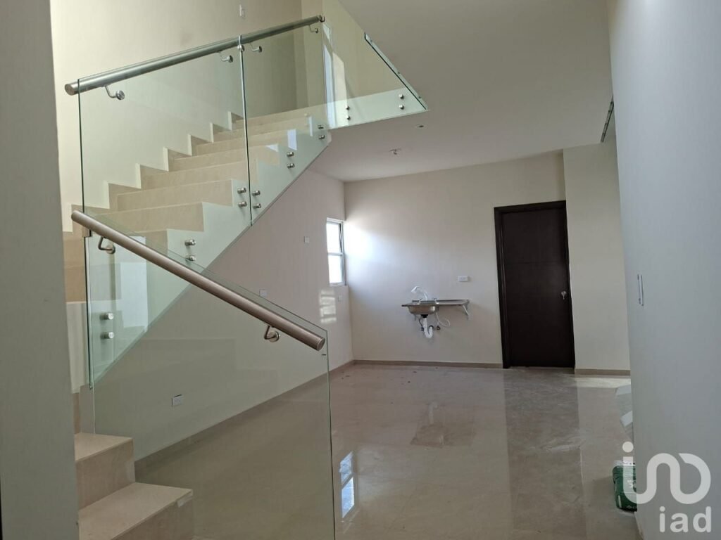 VENTA Casa Nueva Grande con UNA recamara en P.B. en Lomas de Sinai, REYNOSA.
