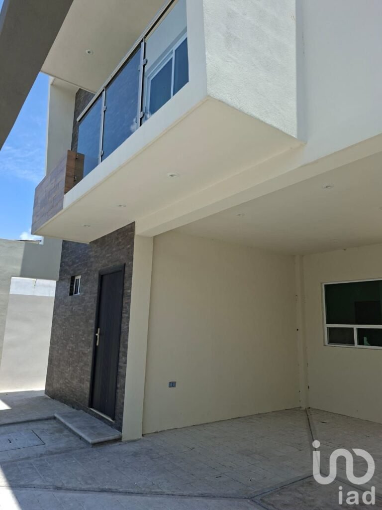 VENTA Casa Nueva Grande con UNA recamara en P.B. en Lomas de Sinai, REYNOSA.