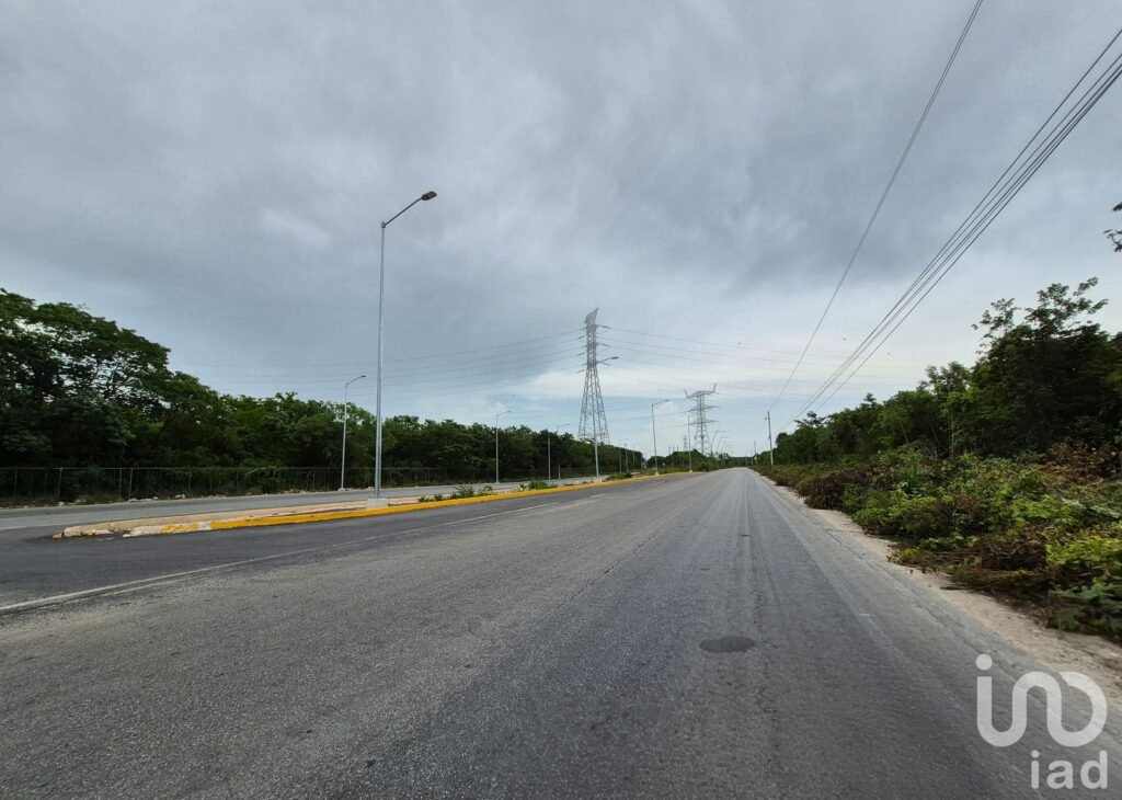 TERRENO DE USO MIXTO EN VENTA  ZONA HUAYACÁN, CANCÚN  ALTO POTENCIAL DE DESARROLLO