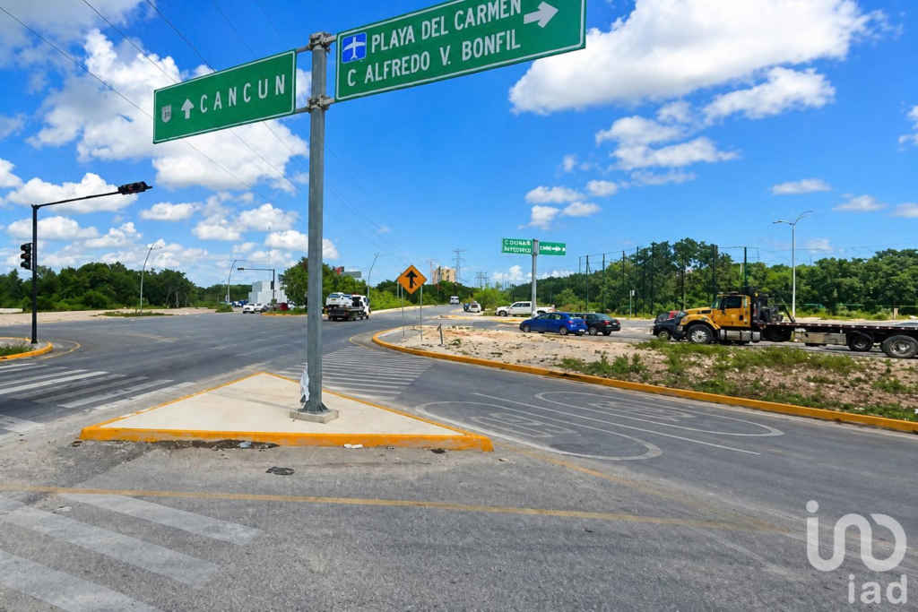TERRENO DE USO MIXTO EN VENTA  ZONA HUAYACÁN, CANCÚN  ALTO POTENCIAL DE DESARROLLO