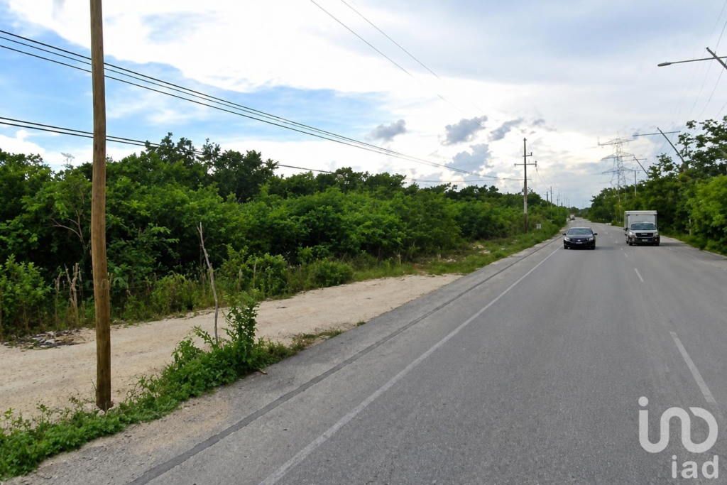 TERRENO DE USO MIXTO EN VENTA  ZONA HUAYACÁN, CANCÚN  ALTO POTENCIAL DE DESARROLLO
