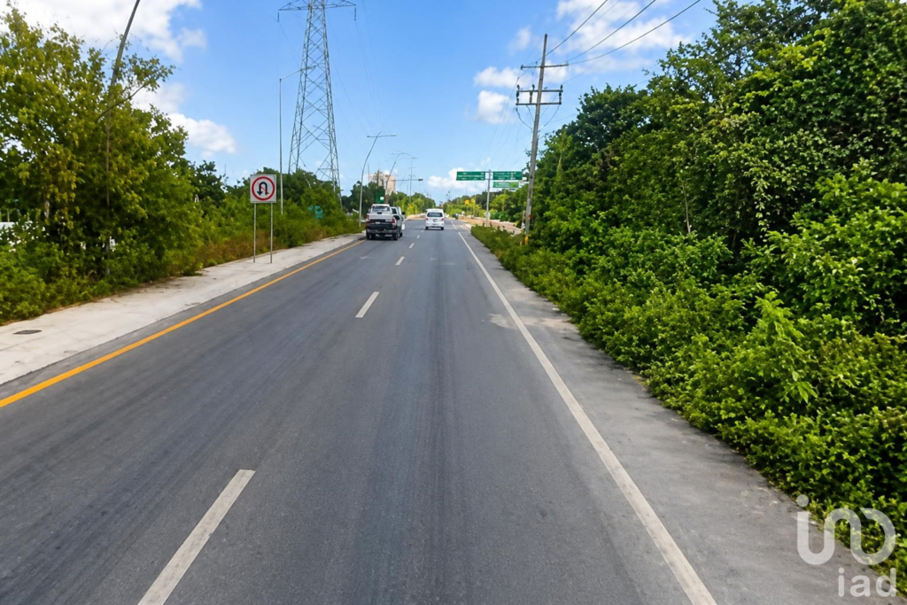 TERRENO DE USO MIXTO EN VENTA  ZONA HUAYACÁN, CANCÚN  ALTO POTENCIAL DE DESARROLLO