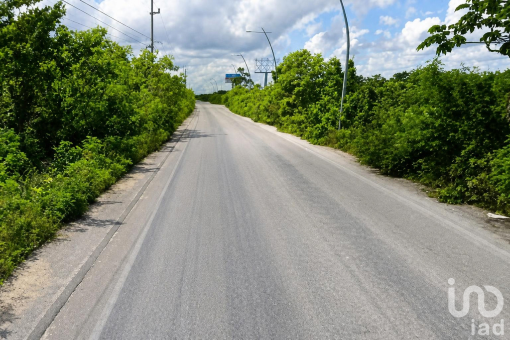 TERRENO DE USO MIXTO EN VENTA  ZONA HUAYACÁN, CANCÚN  ALTO POTENCIAL DE DESARROLLO