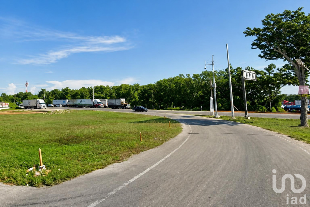TERRENO DE USO MIXTO EN VENTA  ZONA HUAYACÁN, CANCÚN  ALTO POTENCIAL DE DESARROLLO