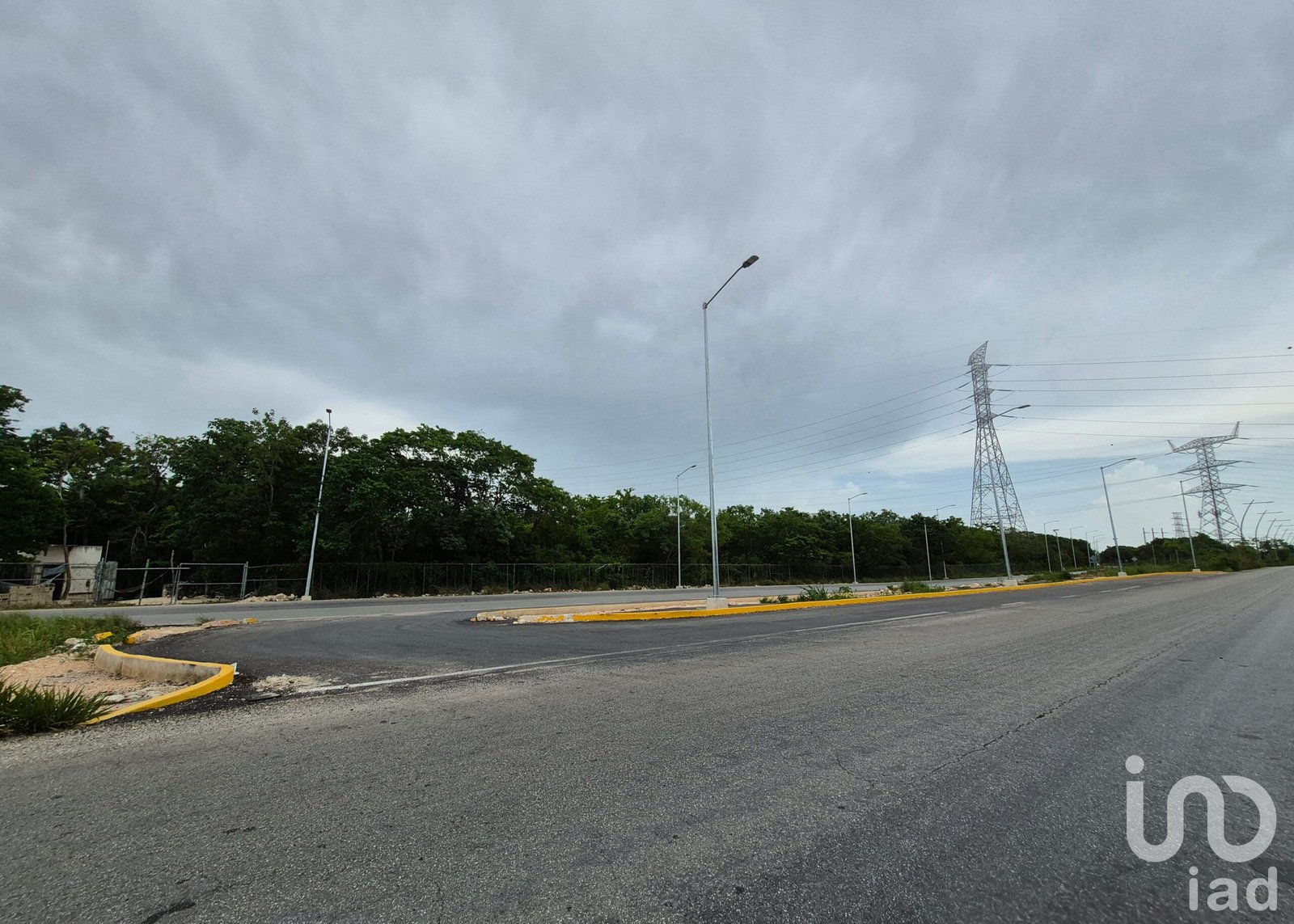 TERRENO DE USO MIXTO EN VENTA  ZONA HUAYACÁN, CANCÚN  ALTO POTENCIAL DE DESARROLLO