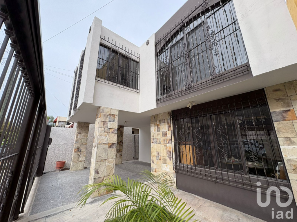 Casa Habitación en Venta, Col. Ciudad Satélite, Monterrey, Nuevo León.