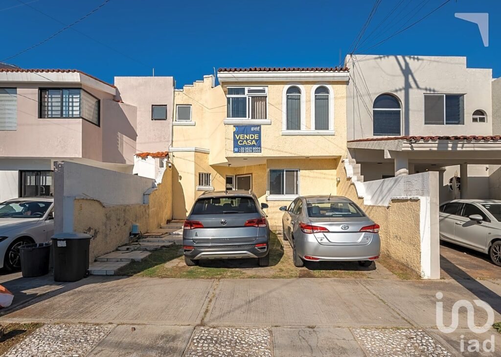 Casa en Venta en Avenida Novelistas, Jardines Vallarta Zapopan