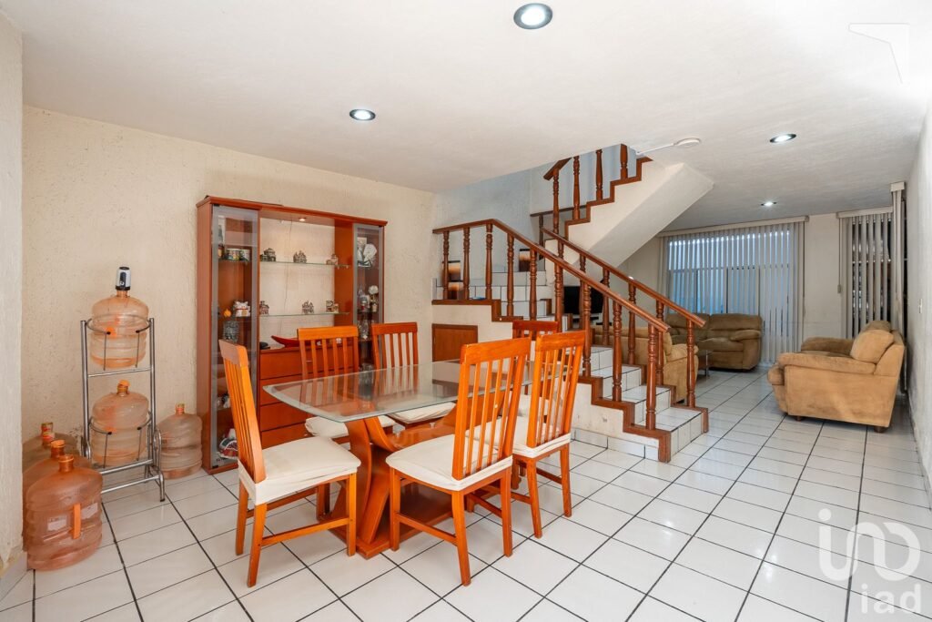 Casa en Venta en Avenida Novelistas, Jardines Vallarta Zapopan
