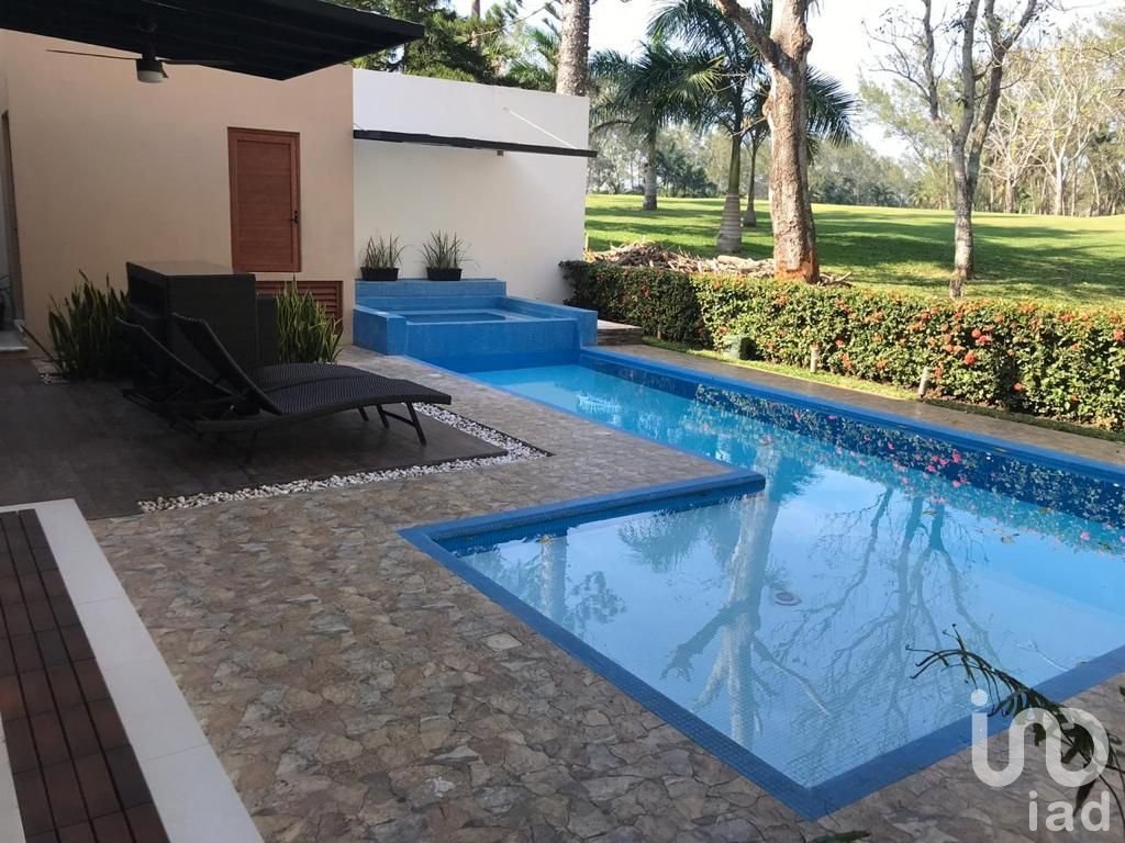 Casa en venta en Club de Golf Villa Rica, Veracruz, 5 recámaras, alberca y vista al campo de golf