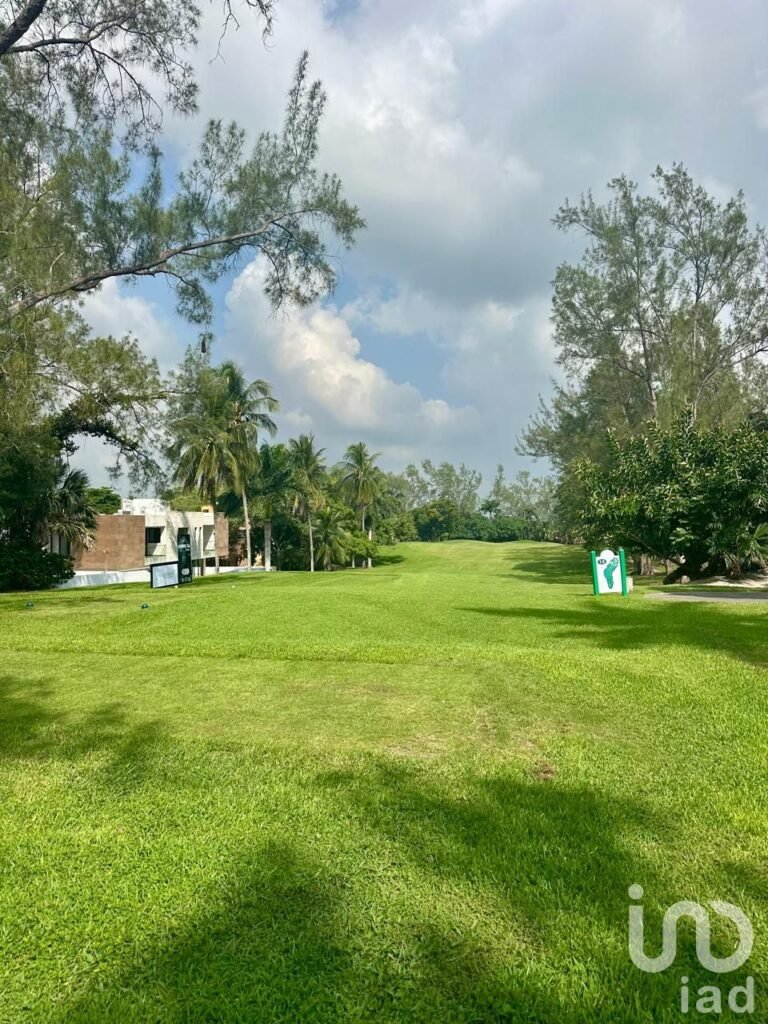 Casa en venta en Club de Golf Villa Rica, Veracruz, 5 recámaras, alberca y vista al campo de golf
