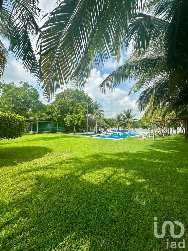 Casa en venta en Club de Golf Villa Rica, Veracruz, 5 recámaras, alberca y vista al campo de golf
