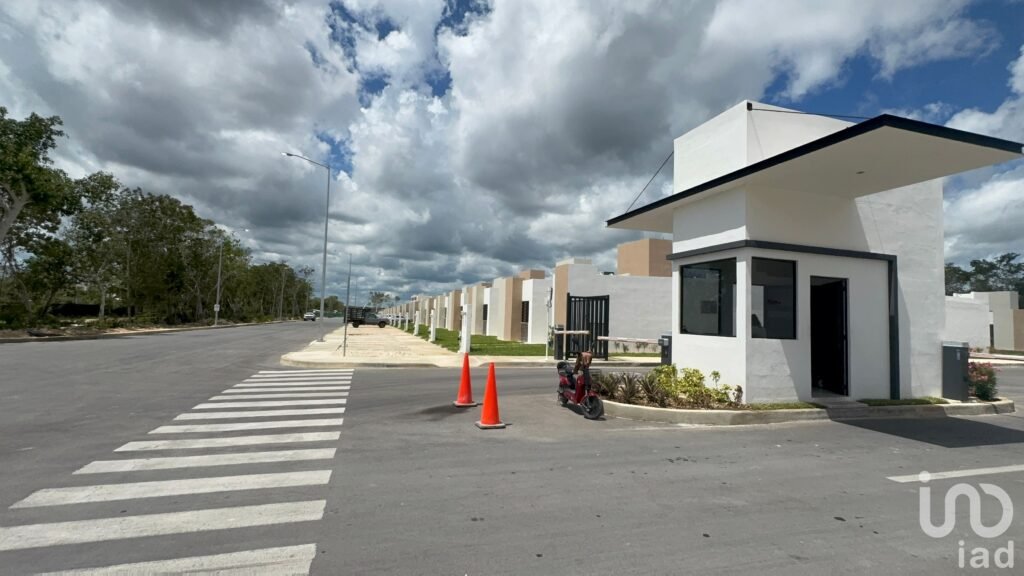 Casa en venta 2 recámaras con amenidades y alberca en Cancun mza 53 lote 6 para cierre