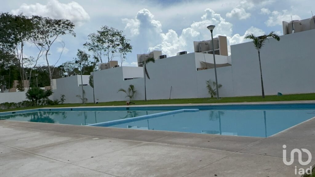 Casa en venta 2 recámaras con amenidades y alberca en Cancun mza 53 lote 6 para cierre