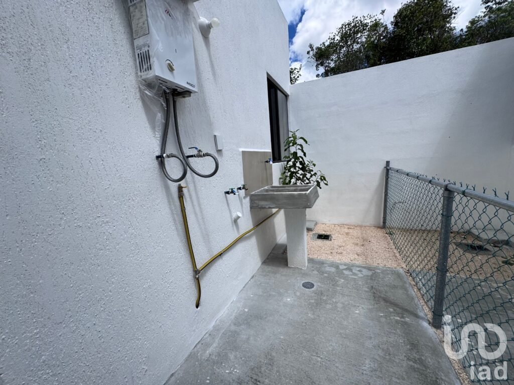 Casa en venta 2 recámaras con amenidades y alberca en Cancun mza 53 lote 6 para cierre