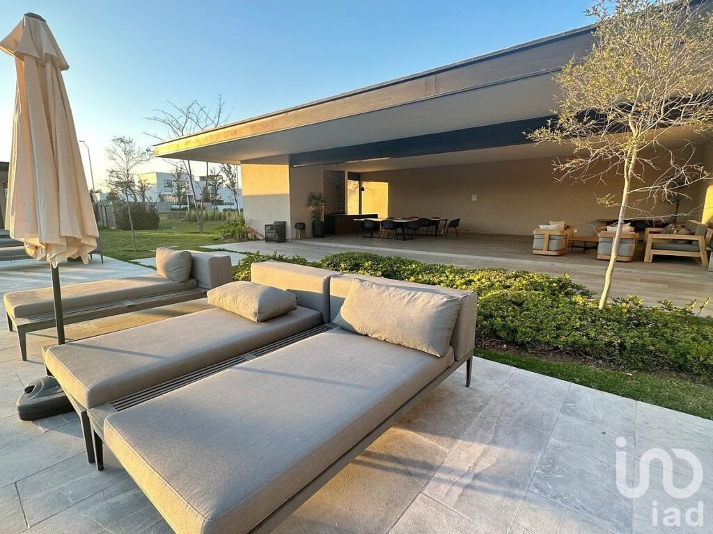 Casa nueva con cinco recámaras en Soare III Altanza, Solares