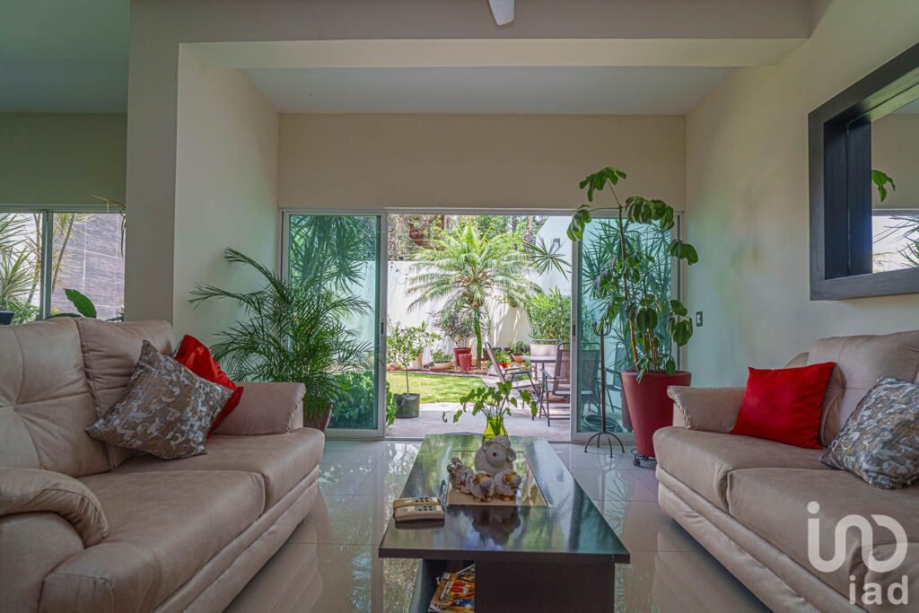 Casa con Jardín Propio, Seguridad en Av. Palmira a 3 min Autopista Cuernavaca