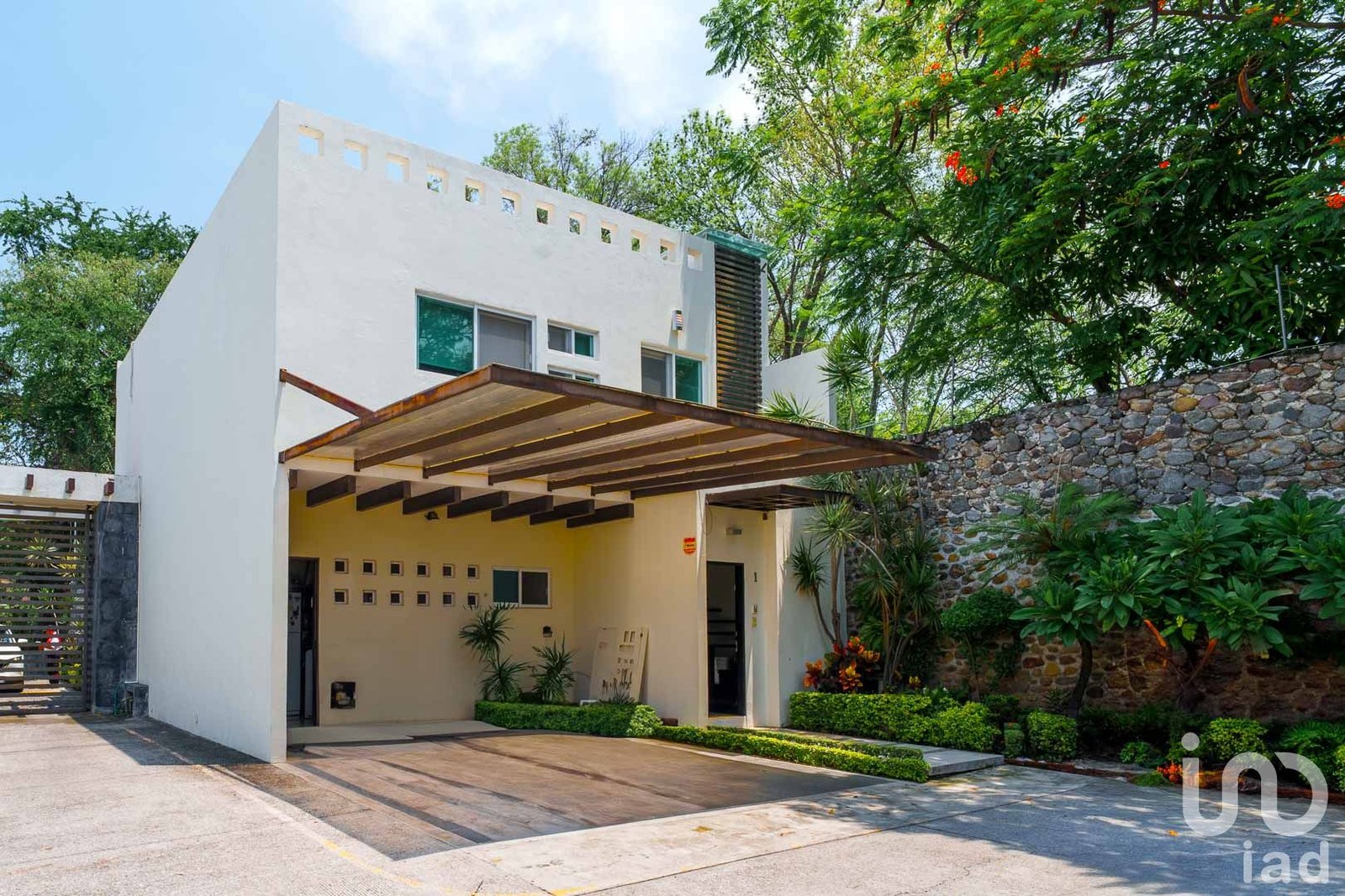 Casa con Jardín Propio, Seguridad en Av. Palmira a 3 min Autopista Cuernavaca