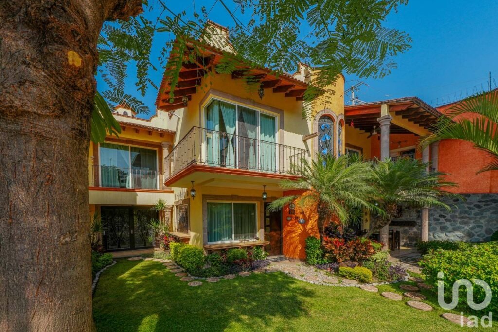 Casa con Jardín y Jacuzzi Privado en condominio con Seguridad en Xochitepec