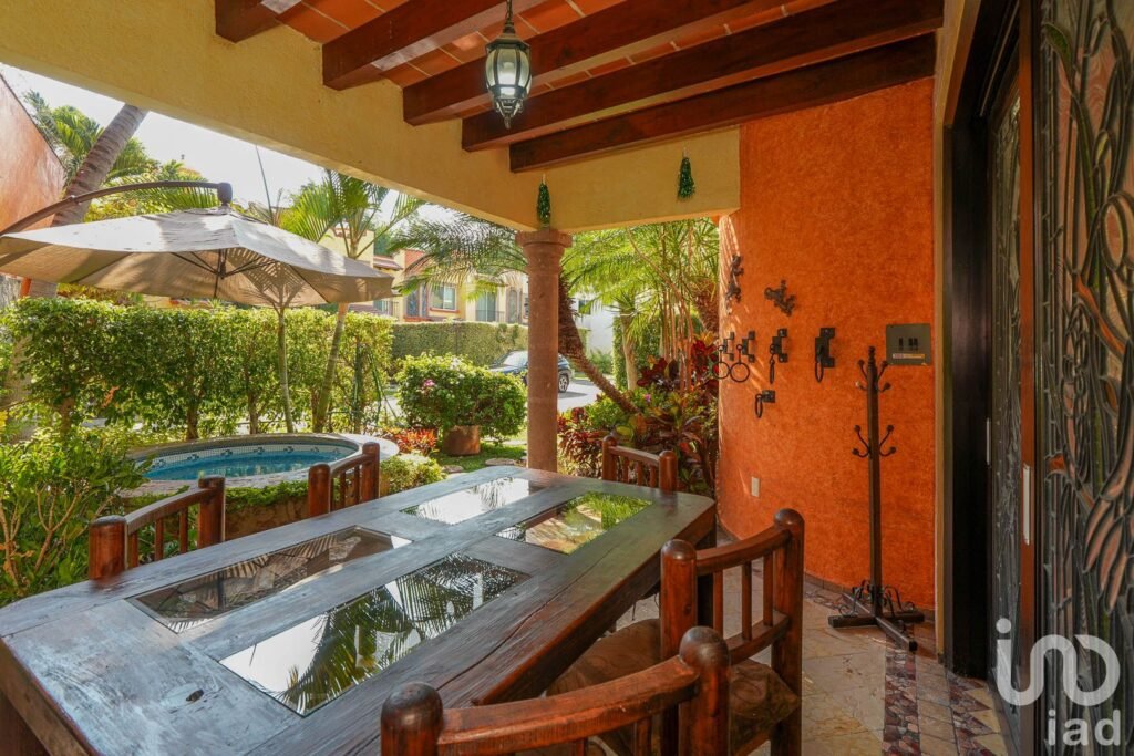 Casa con Jardín y Jacuzzi Privado en condominio con Seguridad en Xochitepec