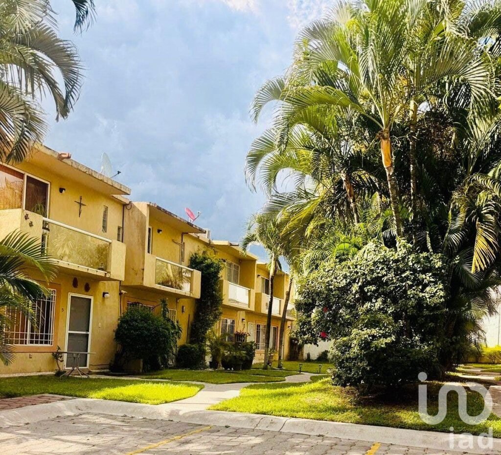 Casa con jardín y amenidades en el Rinconada III en el centro de Xochitepec Morelos