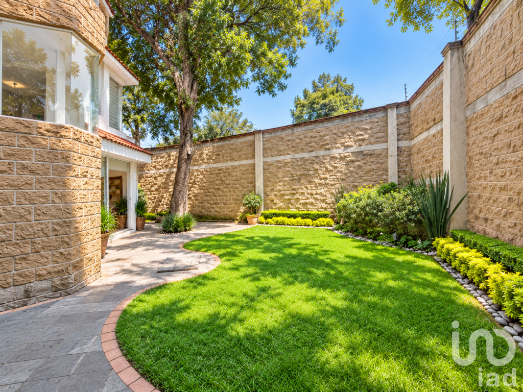 Casa en Venta en Condominio sobre Desierto de los Leones | 4 Recámaras, Jardín y 4 Estacionamientos