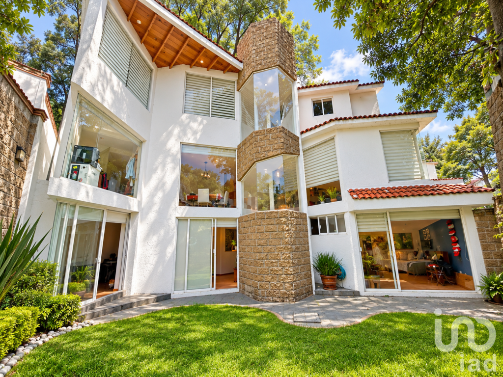 Casa en Venta en Condominio sobre Desierto de los Leones | 4 Recámaras, Jardín y 4 Estacionamientos