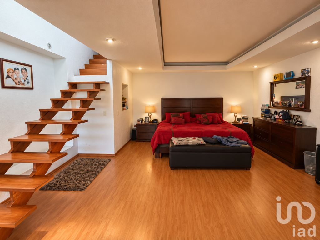 Casa en Venta en Condominio sobre Desierto de los Leones | 4 Recámaras, Jardín y 4 Estacionamientos