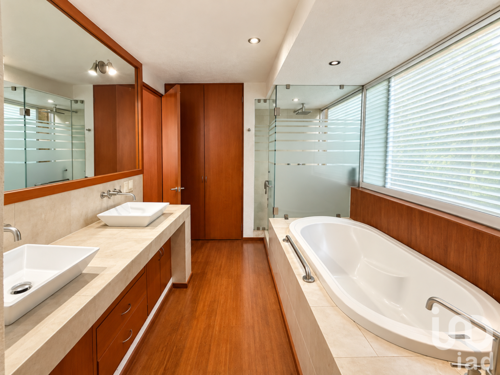 Casa en Venta en Condominio sobre Desierto de los Leones | 4 Recámaras, Jardín y 4 Estacionamientos
