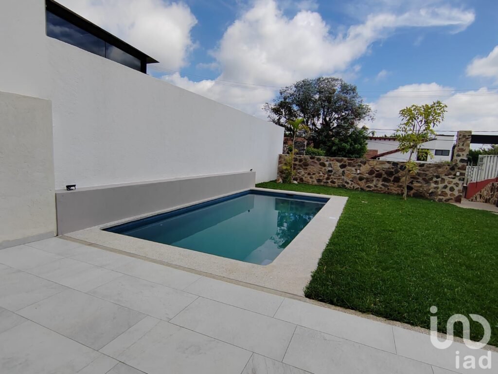 Casa con jardín privado y terraza en Cuernavaca | Recámara en planta baja y seguridad 24 h