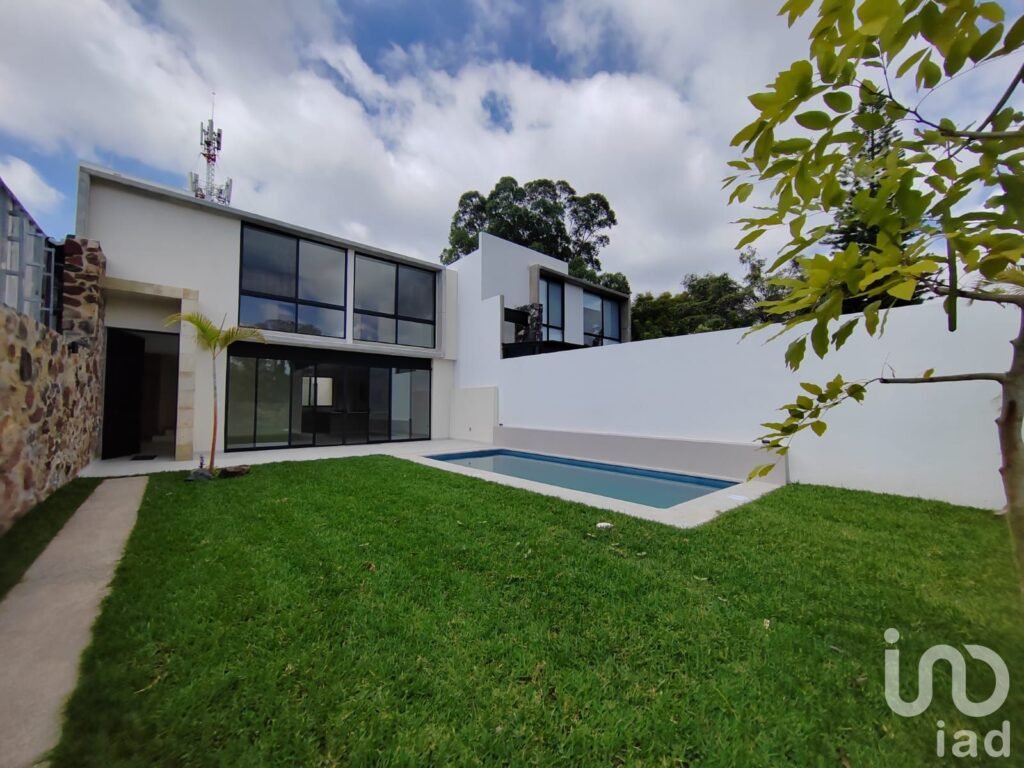 Casa con jardín privado y terraza en Cuernavaca | Recámara en planta baja y seguridad 24 h