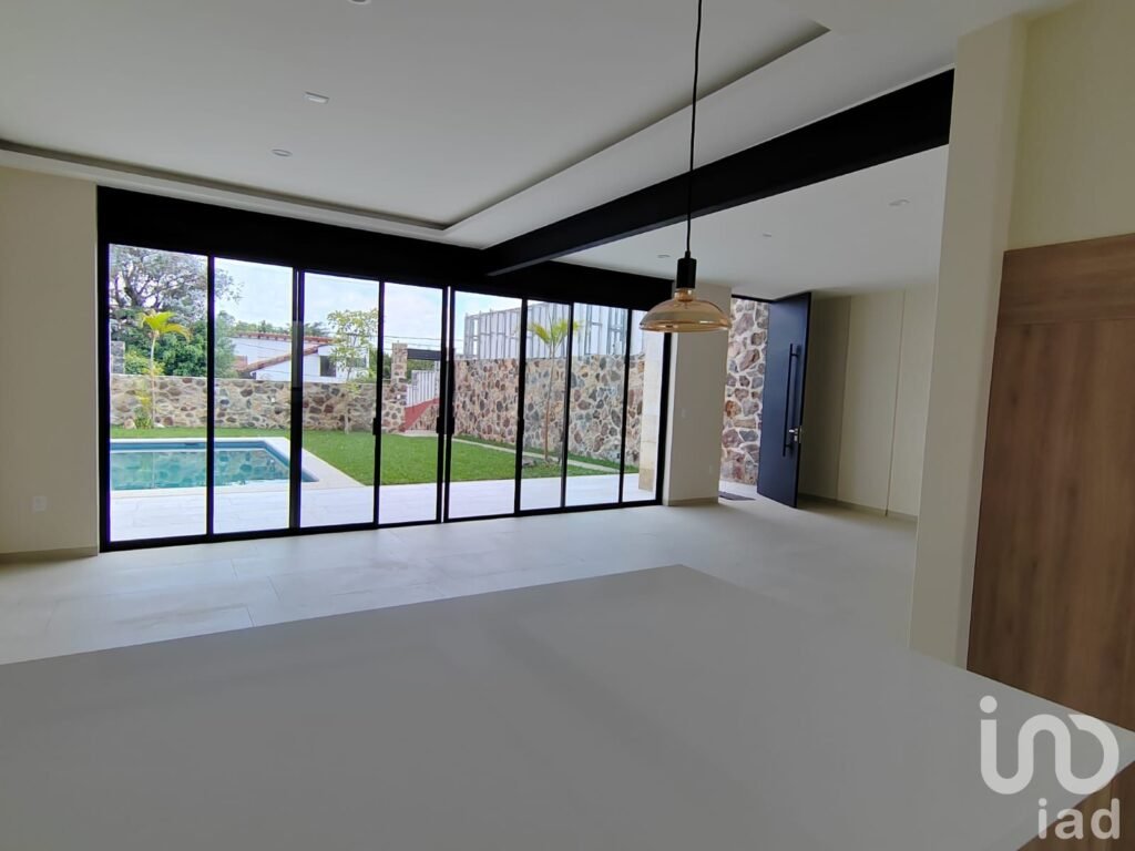 Casa con jardín privado y terraza en Cuernavaca | Recámara en planta baja y seguridad 24 h