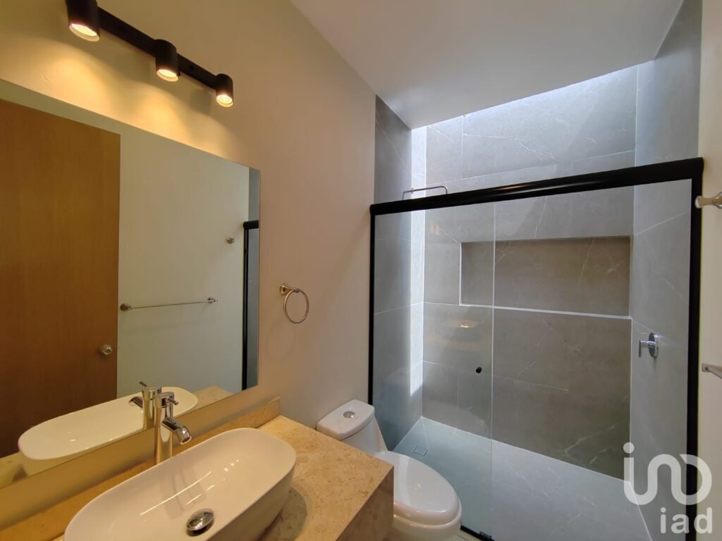 Casa con jardín privado y terraza en Cuernavaca | Recámara en planta baja y seguridad 24 h