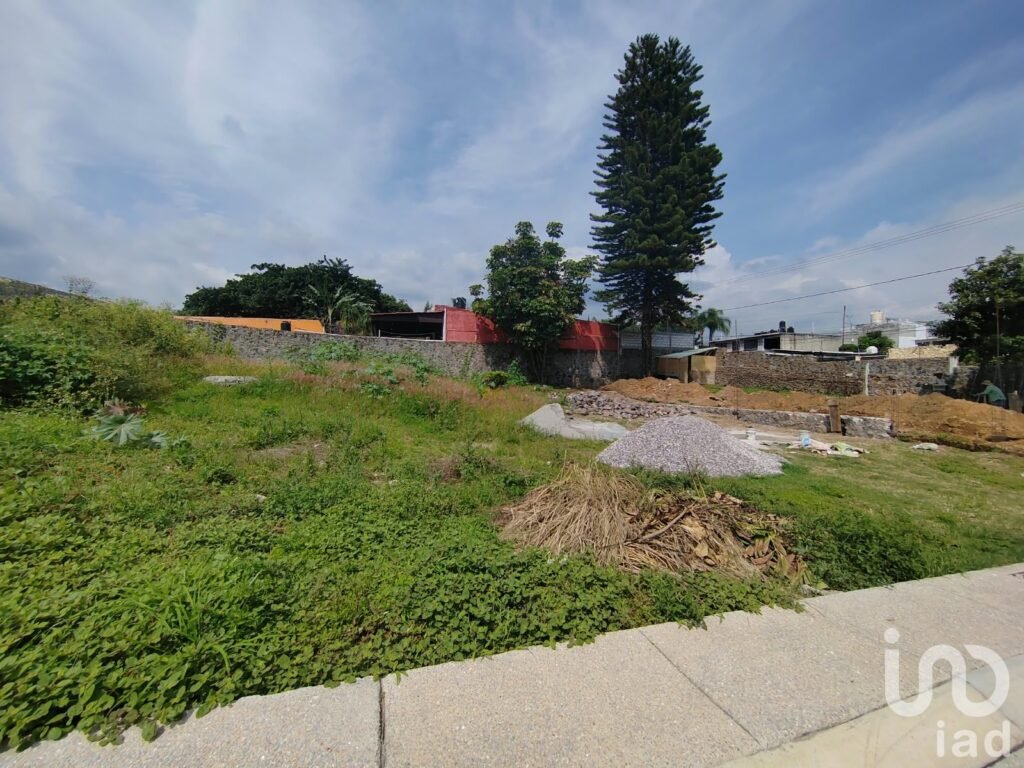 Terreno en Venta en Lomas de Cortés, Cuernavaca | Privada con Portón Eléctrico