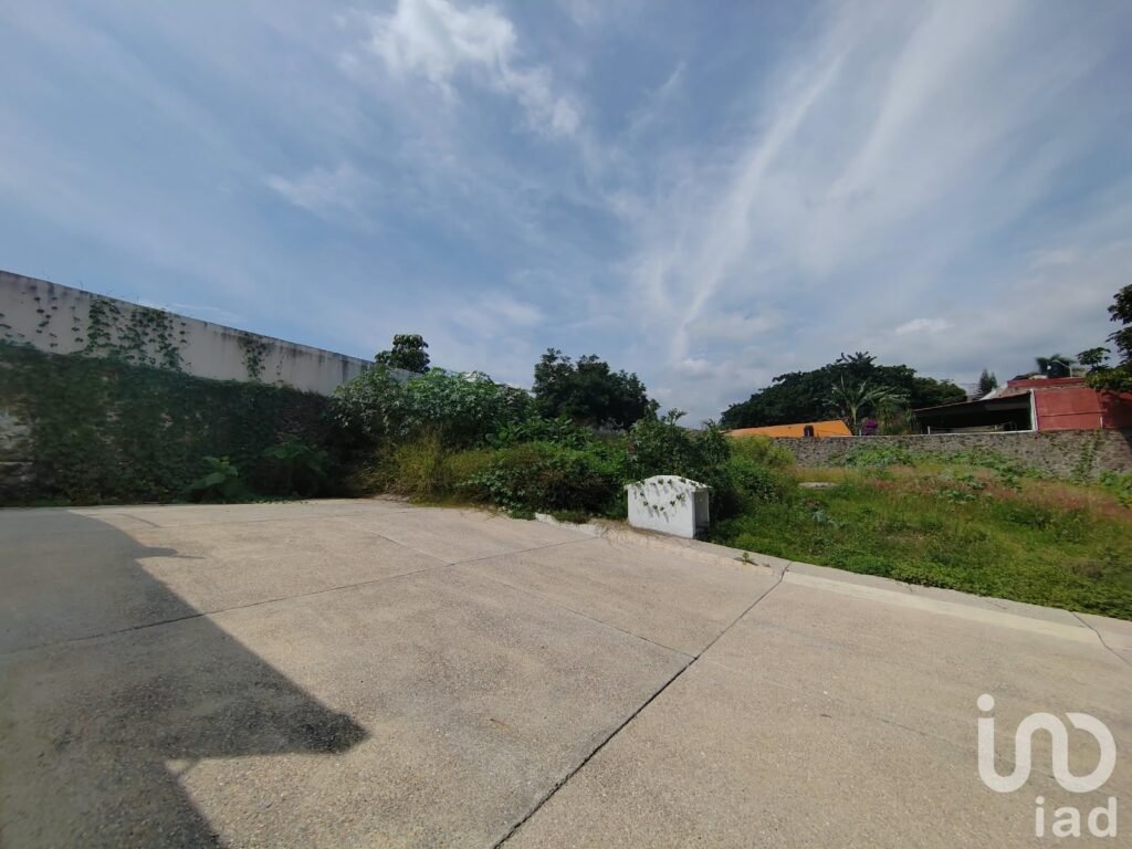 Terreno en Venta en Lomas de Cortés, Cuernavaca | Privada con Portón Eléctrico