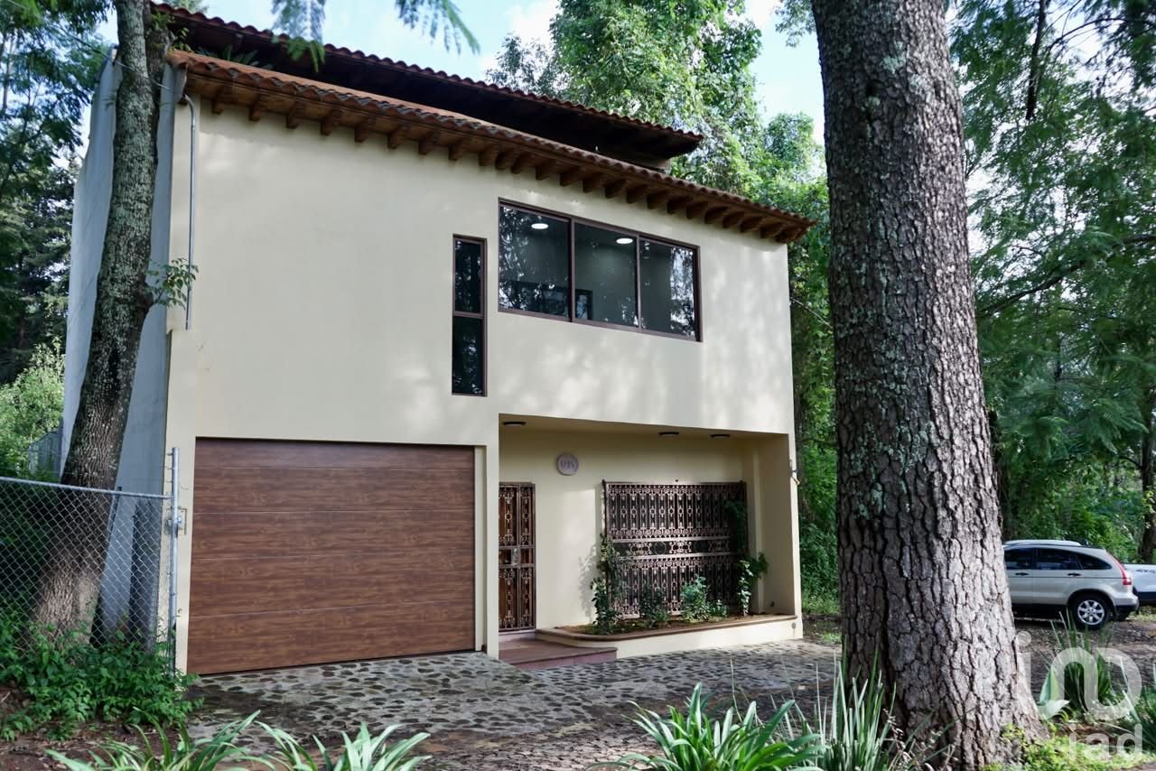 Casa en Venta en Los Nogales | 3 Recámaras, Salón Mirador y Cochera
