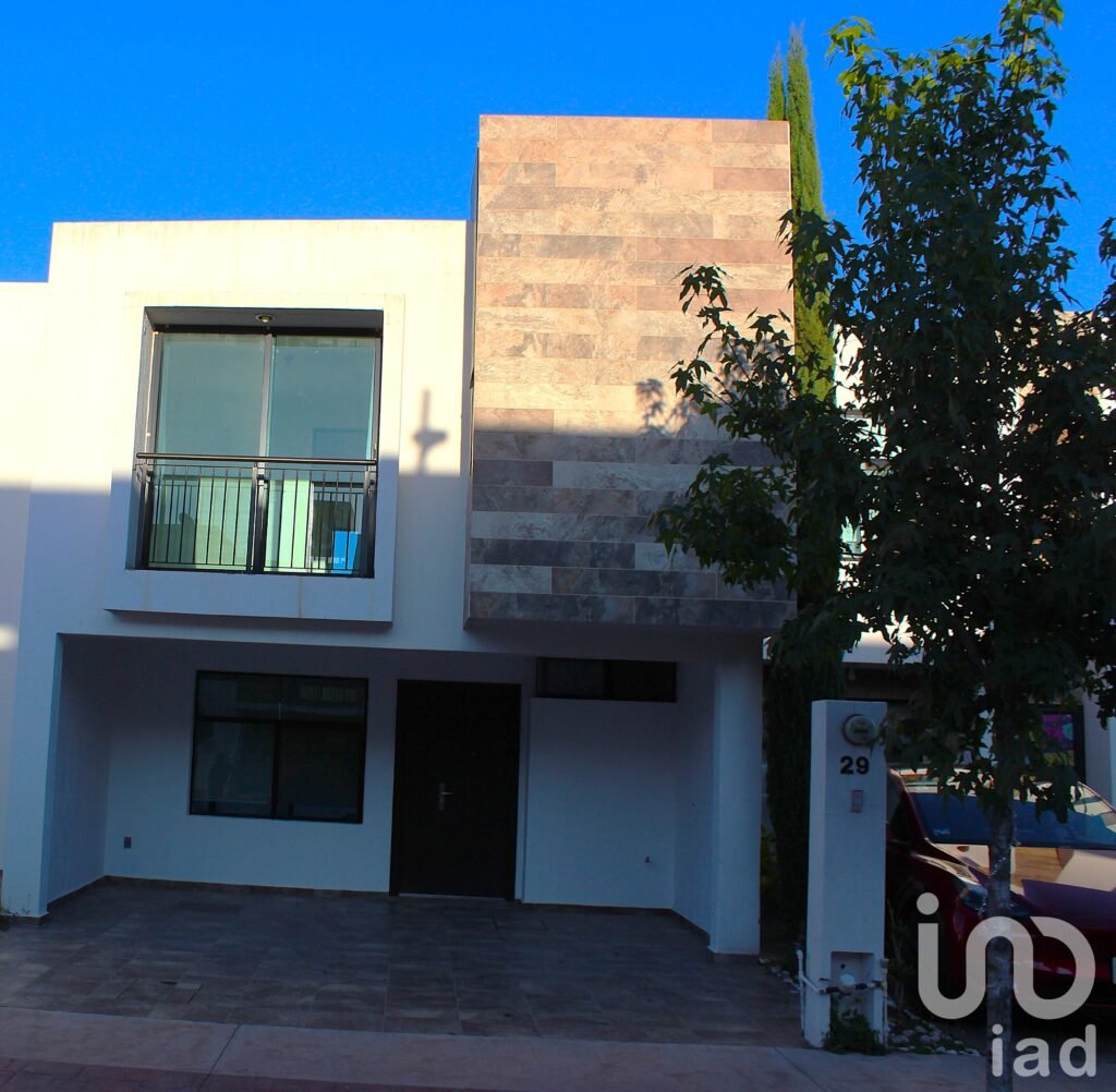 VENTA DE CASA EN COLONIA ALBORADATRES CON ALBERCA, GYM Y JUEGOS NIÑOS EN LA CIUDAD SAN LUIS POTOSI