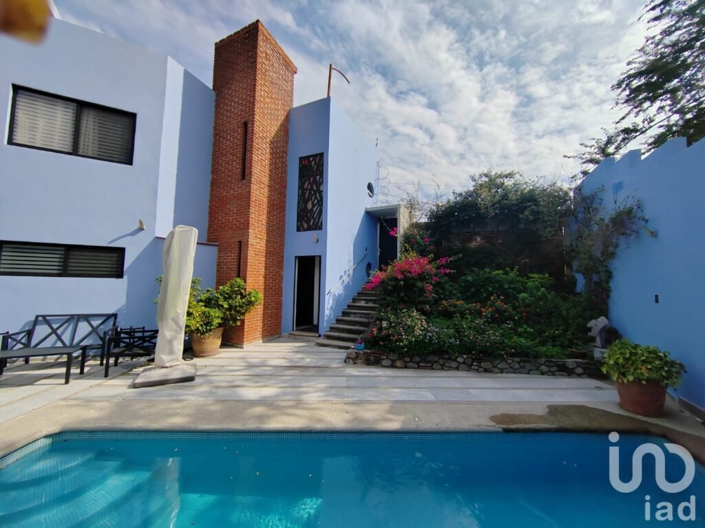 Residencia con amplias terrazas, alberca climatizada, paneles solares y vigilancia 24 horas
