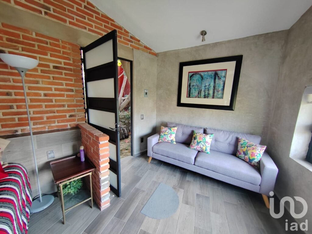 Residencia con amplias terrazas, alberca climatizada, paneles solares y vigilancia 24 horas